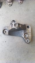 2004-2009 model Volkswagen Transporter T5 2.5 tdı 130 luk AXD 7H0199207B numaralı motor bağlantı braketi çıkma orijinal