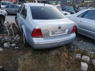 Volkswagen Bora çıkma yarım arka ( sağ sol çamurluk, bagaj kapağı, sağ sol stop lambası, arka tampon)