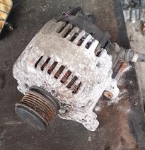 Volkswagen Caddy 1.9 tdı BXE kodlu motor 06F903023C numaralı çıkma şarj dinamosu