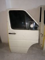 Volkswagen LT 35 ile 46 volt uyumlu çıkma orjinal kapı beyaz renk boş