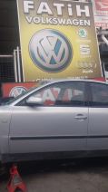 Volkswagen Passat B5 sol ön kapı gümüş gri çıkma orijinal dolu hatasız 1997-2000 yılları arası boyatmadan takılacak şekilde orijinal kapı